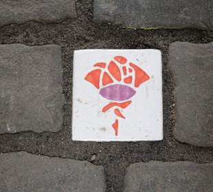 Pflasterstein mit Rosensymbol