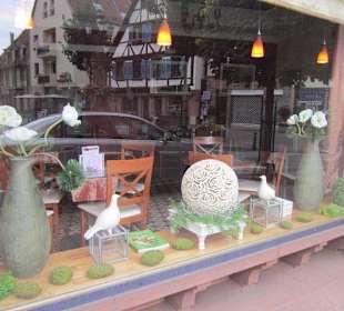 Neu dekoriertes Schaufenster