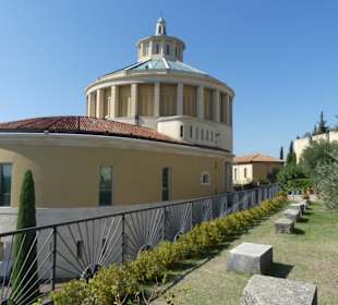 Blick vom Garten auf die Kirche