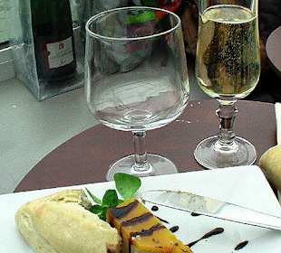 Großes Dinner im Boot gesehen