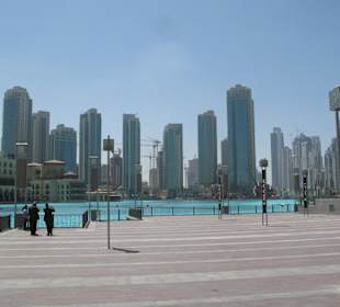 Unterhalb des Burj Khalifa