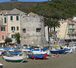 Fischerboote mit Sarazenenturm