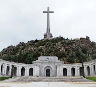 Frontowe wejście do bazyliki