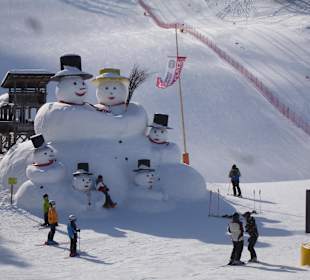 Schneeskulpturen an der Bergstation