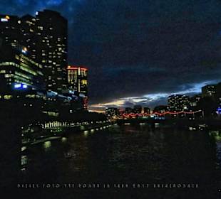 Yarra River flussaufwärts bei Nacht