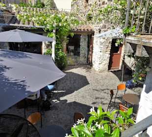 Der Innenhof der Bar Yesterday