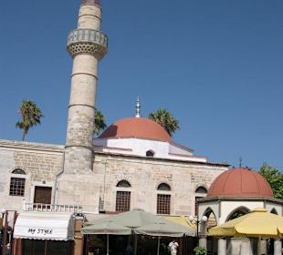 Hassan Moschee in Kos Stadt mit dem Cafe Aeolos