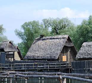 Pfahlbauten mit Wachturm