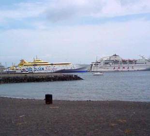 Fähren im Hafen von San Sebastian