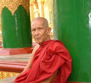 Mönch in der Shwedagon-Pagode
