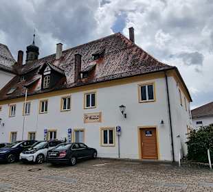 Am Eingang zum  Museum und Parken