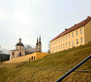 Blick zur evangelischen Kirche Zum Hl. Kreuz