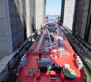Das Schiff wird im Trog auf Elbeniveau gehoben