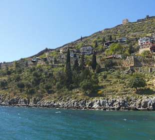 Ganz vor dem roten Turm