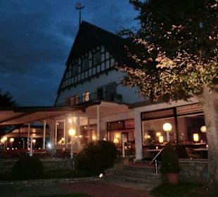 Hell erleuchtet die Terrasse