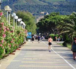 Die Strandpromenade im gerafften Tele-Blick