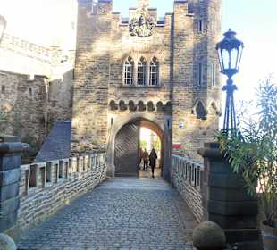 Eingang über Hebebrücke