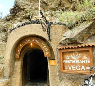 Eingang zu einem Höhlenrestaurant