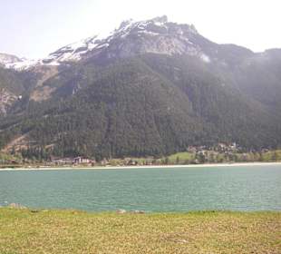 Blick über See auf umliegende Berge