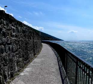 Wanderweg entlang des Lago