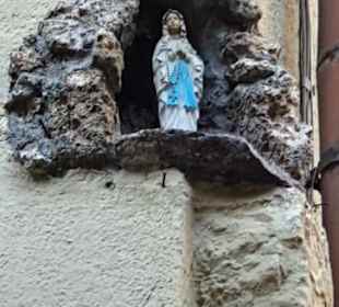 Heiligenfiguren Hauswände