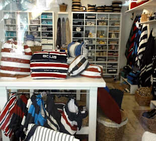 Blick in Geschäfte der Renaissance Mall