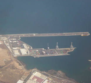 Blick vom Flugzeug auf den Hafen von Arrecife