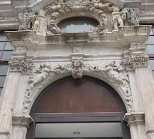 Fassade vom Haus Zum Maulbeerbaum an einem Hotel