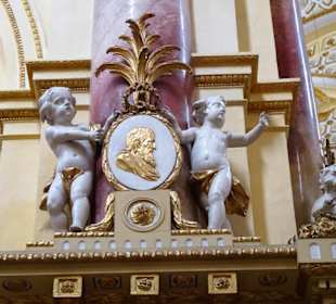 Am Pfeiler der Abteikirche Kloster Ebrach