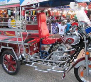 Der Bangtao Nacht-Markt  016 mit Edel Tuk