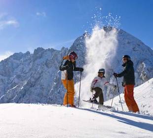 Familie beim Skifahren in Gosau