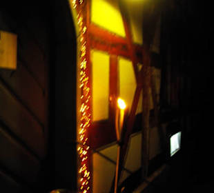 Am Eingang mit Fackeln 