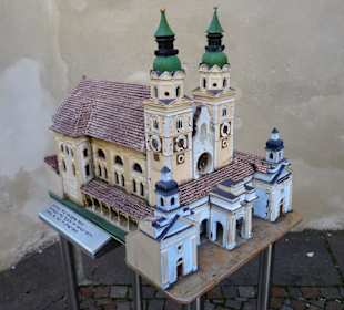 Modell des Domes für Blinde in Braille-Schrift