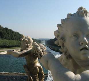 Estatua de un angelo en los jardines