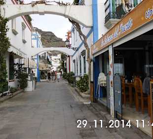 Die kleinen hübschen Gassen mit den vielen Blumen 