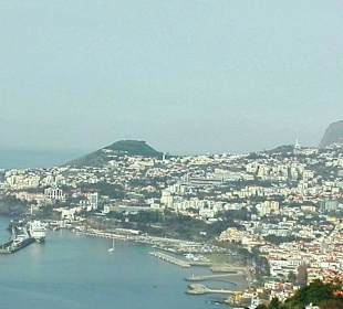 Blick zum Hafen und Funchal vom Hotel aus