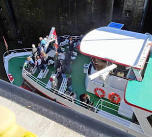 Ausflugsschiff verschwindet in der Tiefe