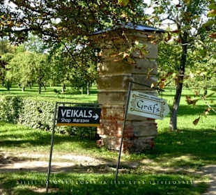 Wegweiser zu umliegendenGastronomiebetrieben/Laden