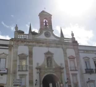 Stadttor Arco da Vila – mit Storchennestern