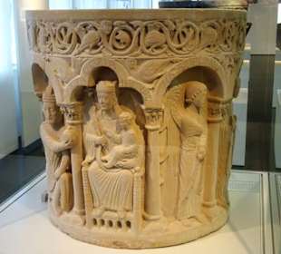 Alte Taufsteine im Landesmuseum