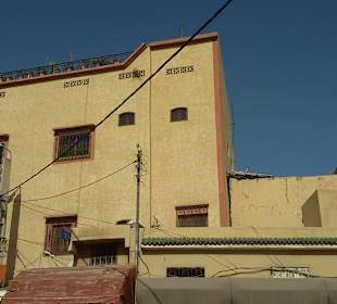 Zum Teil zerfallene Häuser