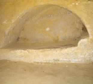 In Stein gehauenes Bett