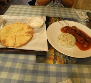 Fleischspießchen und Brot