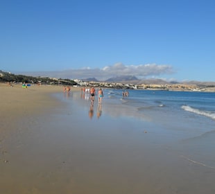 Schöner Strand rechts neben dem Hotel