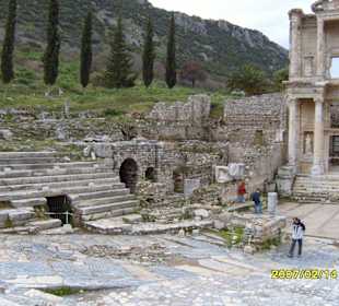 Neben der Bibliothek!