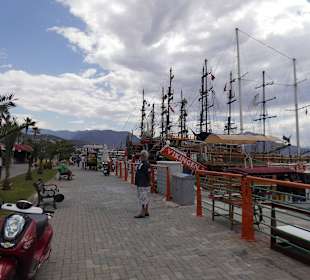 Schöner Weg am Hafen