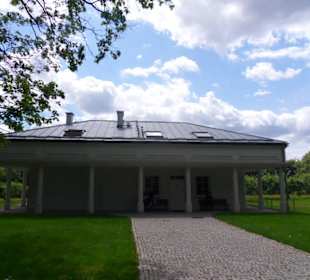 Budynek przy wejściu do parku