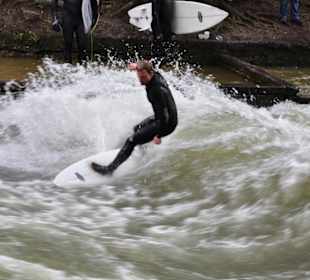 Wellenreiten im Eisbach