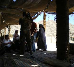 Empfang mit Tee und Shisha im Beduinendorf