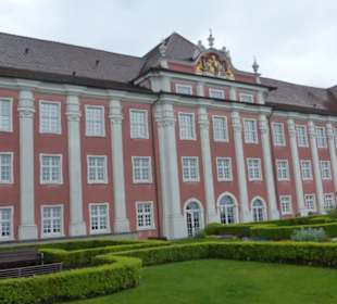 Neues Schloss: Blick vom Schlossgarten zum Schloss
